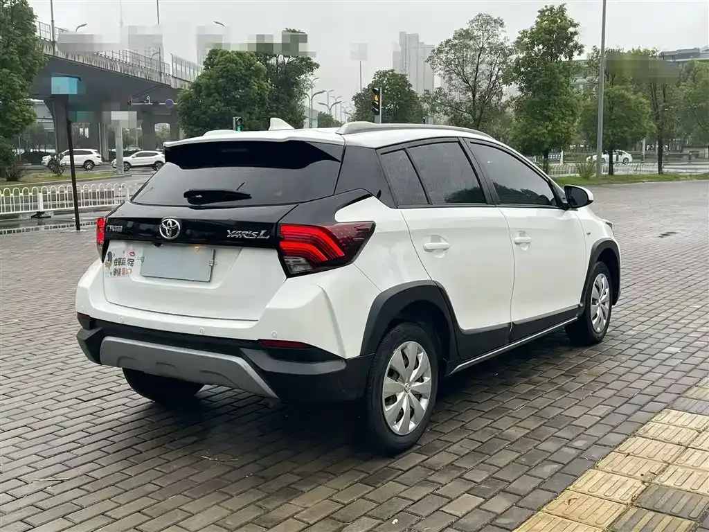 Toyota Yaris L — фото 8