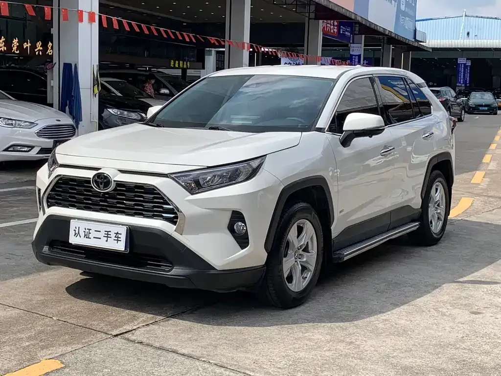 Toyota RAV4 — фото 1