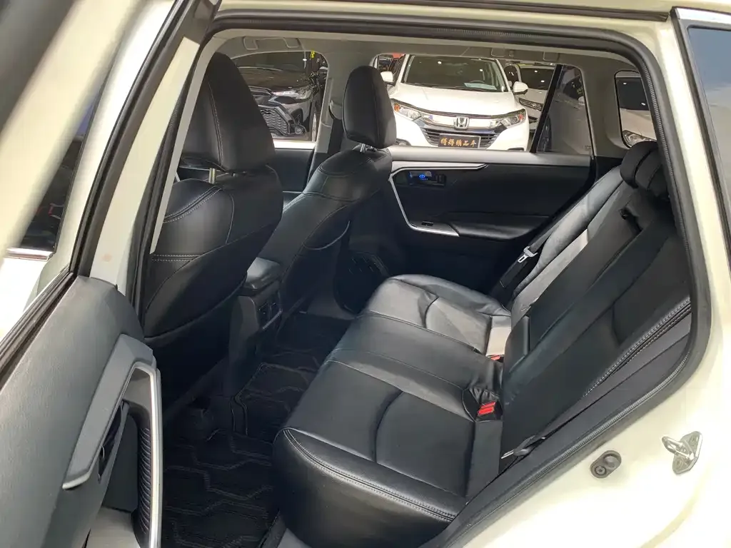 Toyota RAV4 — фото 5