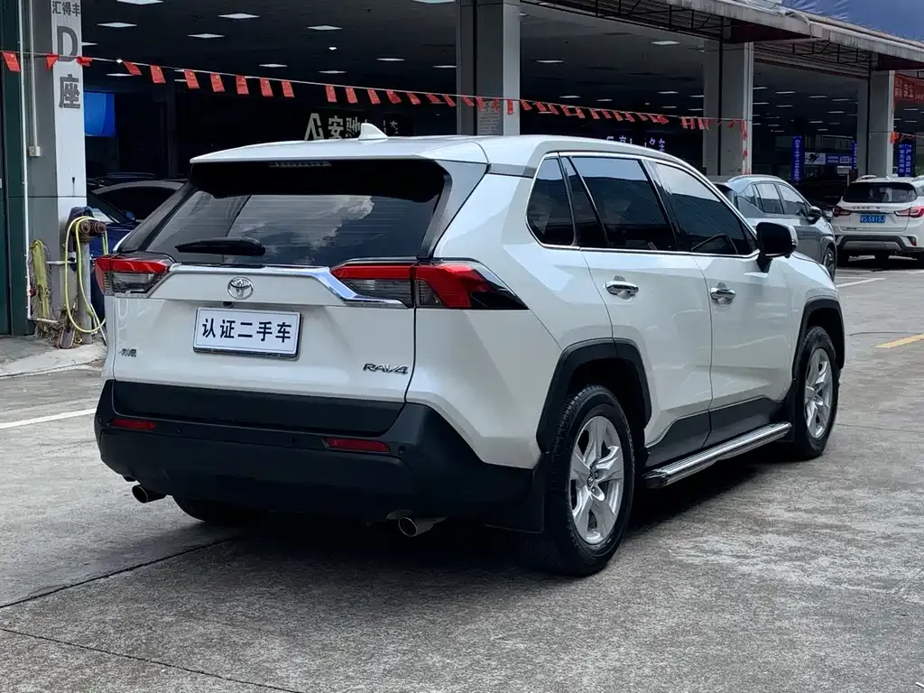Toyota RAV4 — фото 7