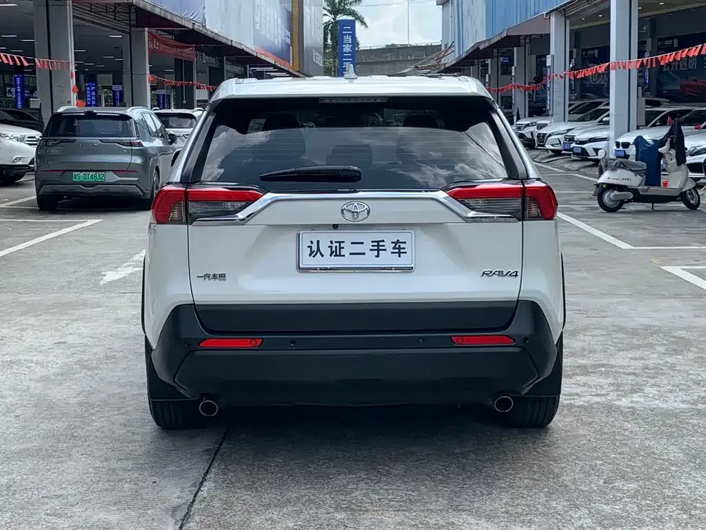 Toyota RAV4 — фото 8