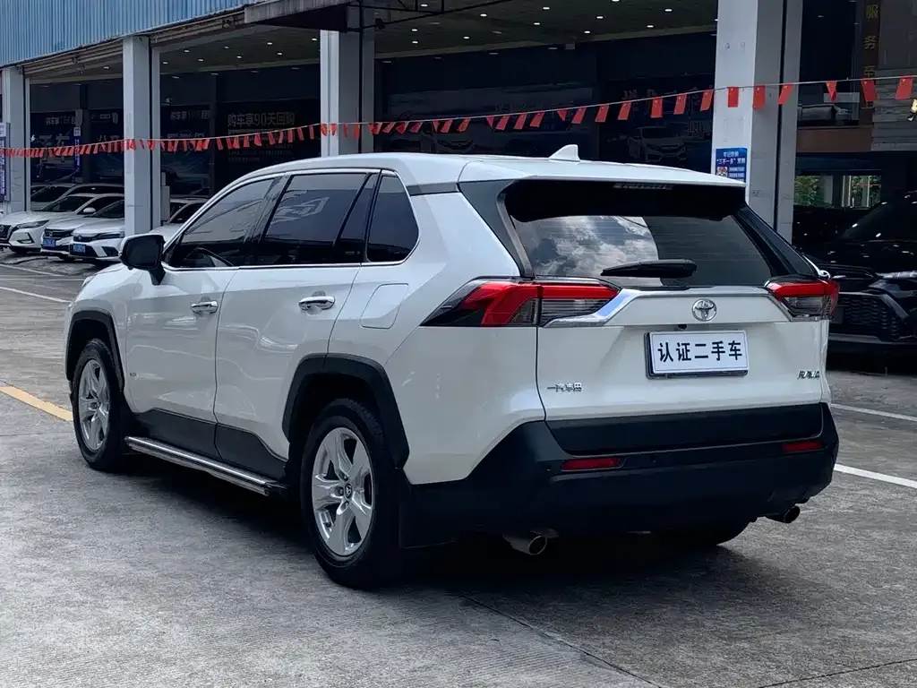 Toyota RAV4 — фото 9