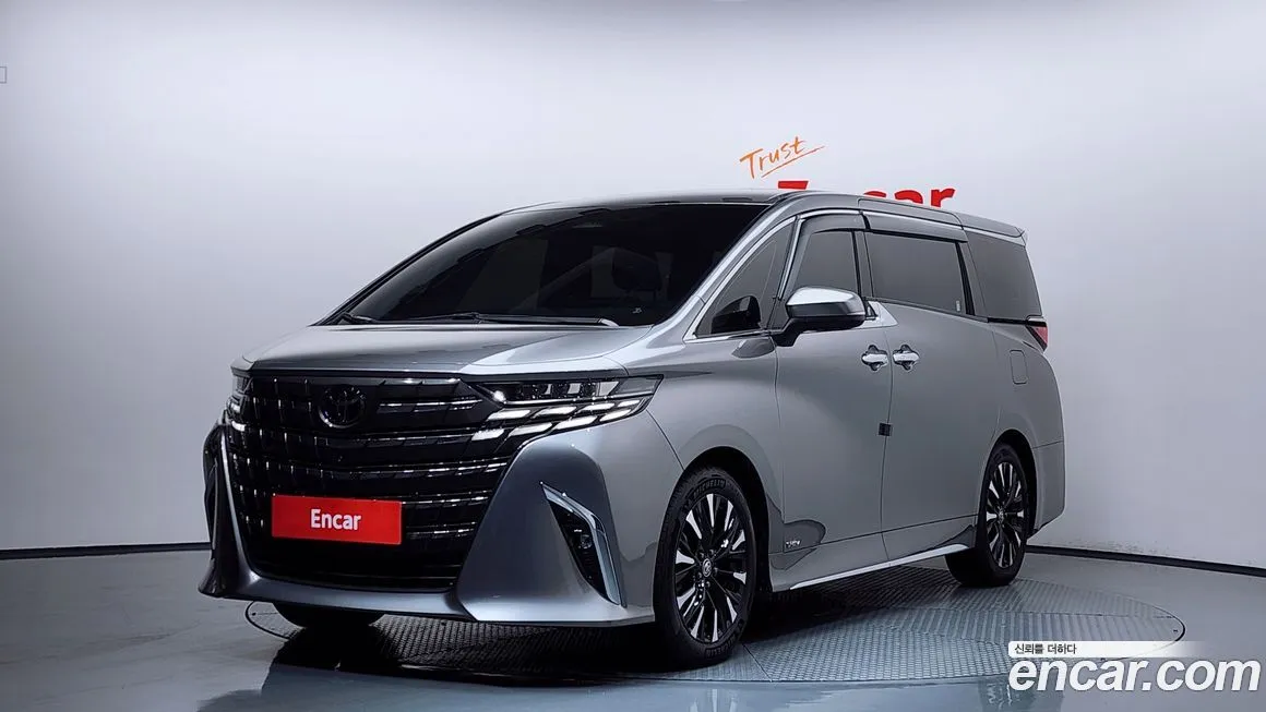 Toyota Alphard — фото 1