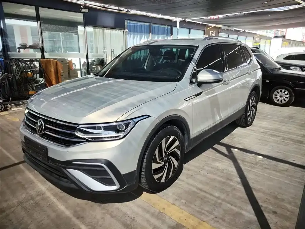 Volkswagen Tiguan L — фото 1