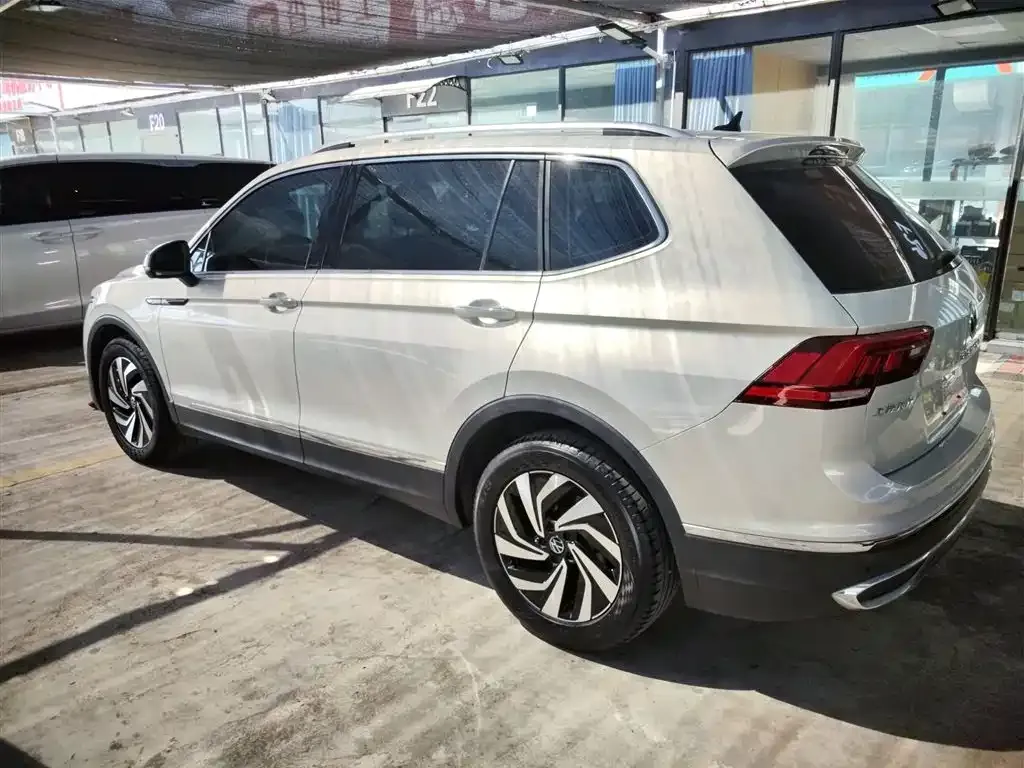 Volkswagen Tiguan L — фото 5
