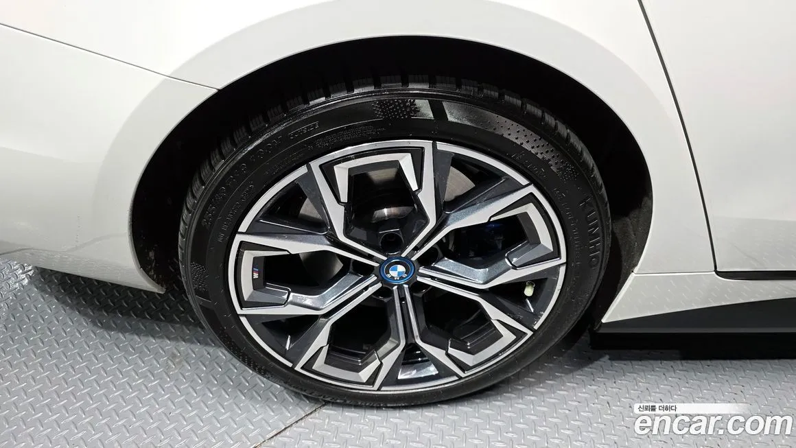 BMW i4 — фото 5