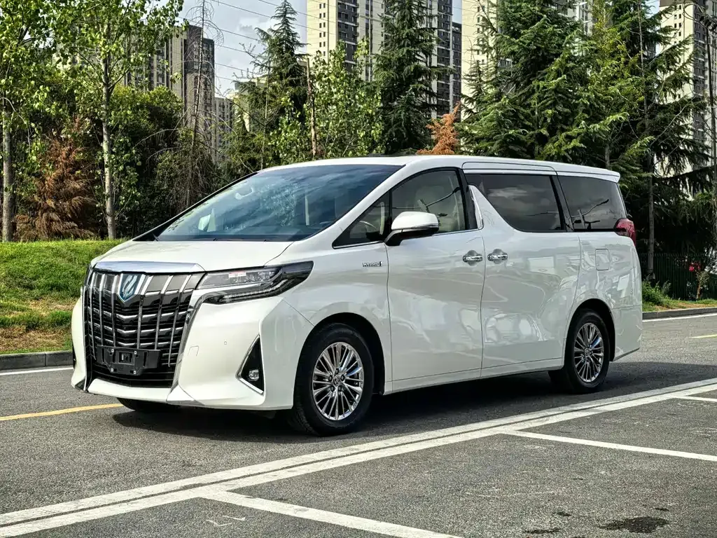 Toyota Alphard — фото 1