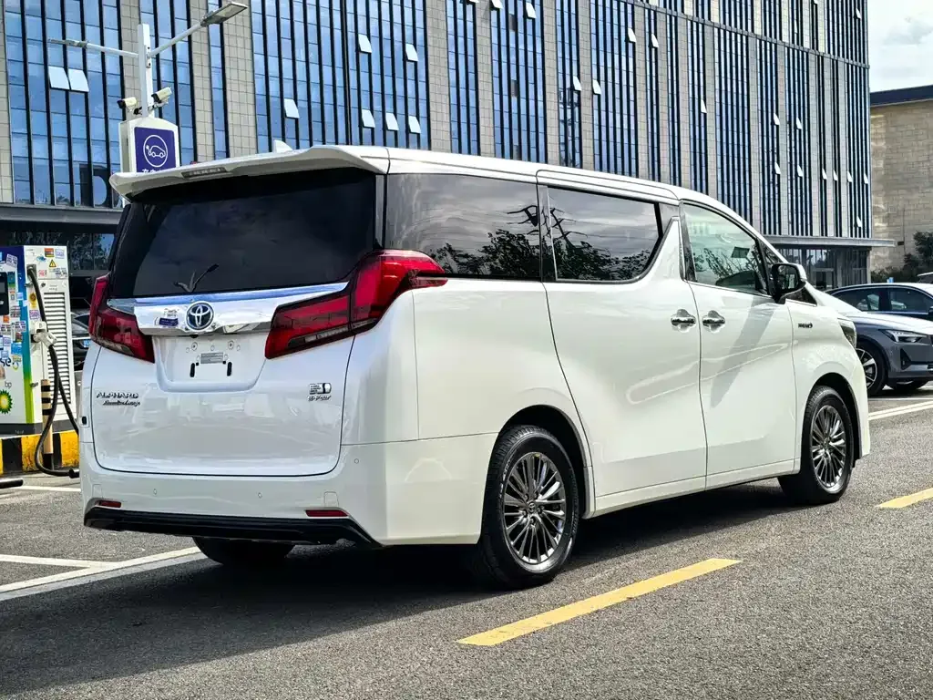 Toyota Alphard — фото 4