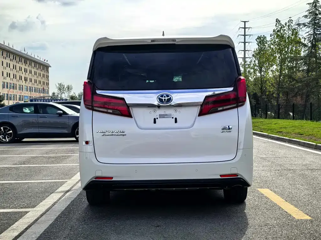 Toyota Alphard — фото 5