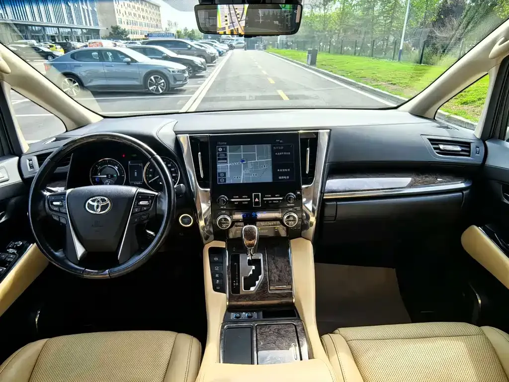 Toyota Alphard — фото 9