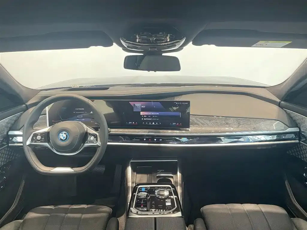 BMW i7 — фото 7