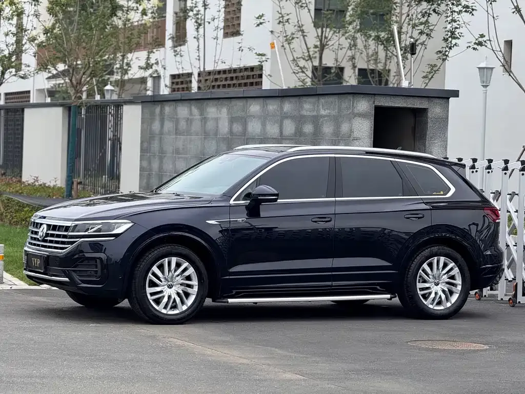 Volkswagen Touareg — фото 1