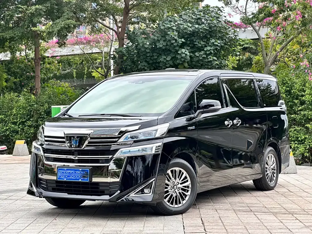 Toyota Vellfire — фото 1