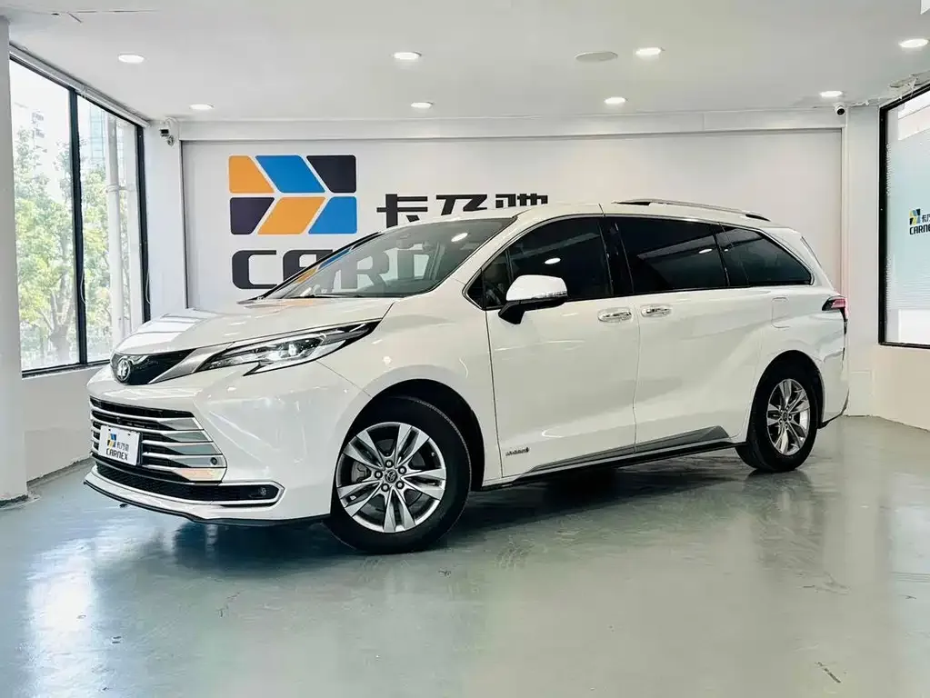 Toyota Sienna — фото 1