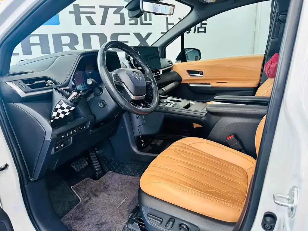 Toyota Sienna — фото 10