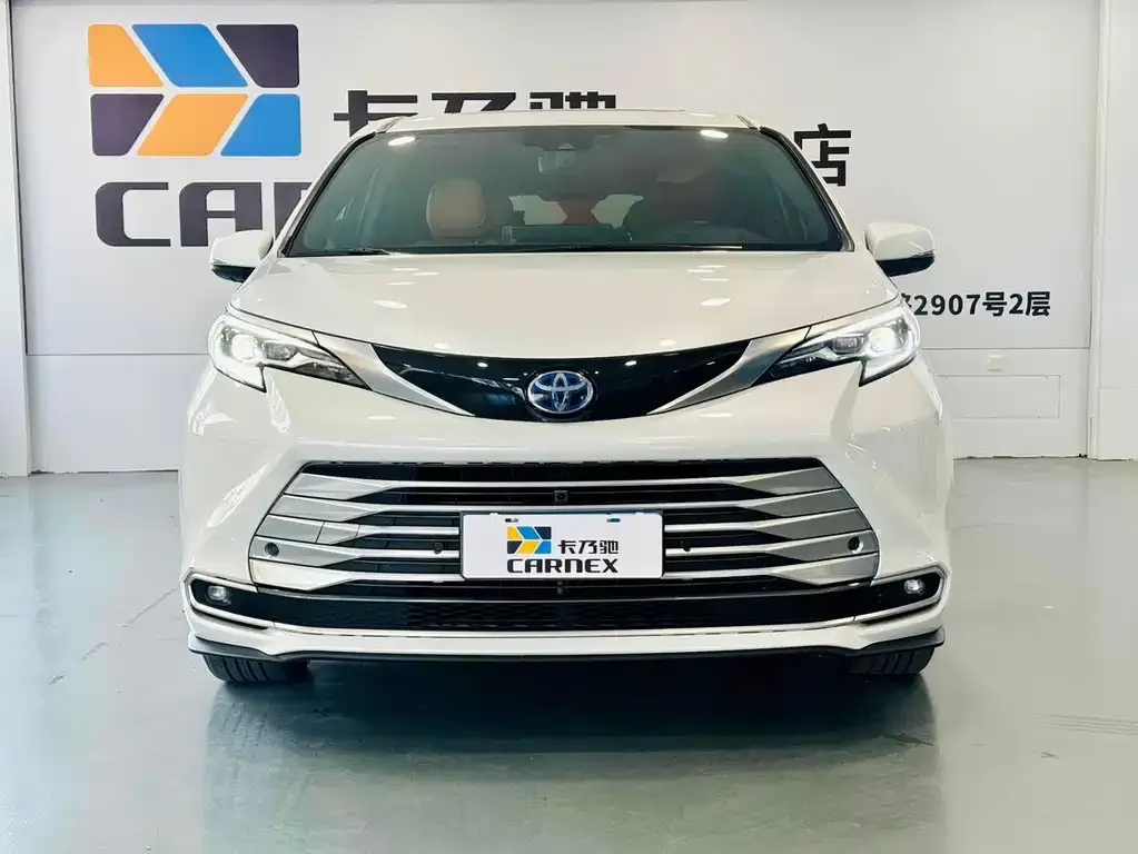 Toyota Sienna — фото 2