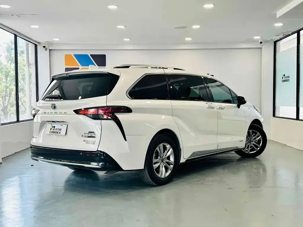 Toyota Sienna — фото 5