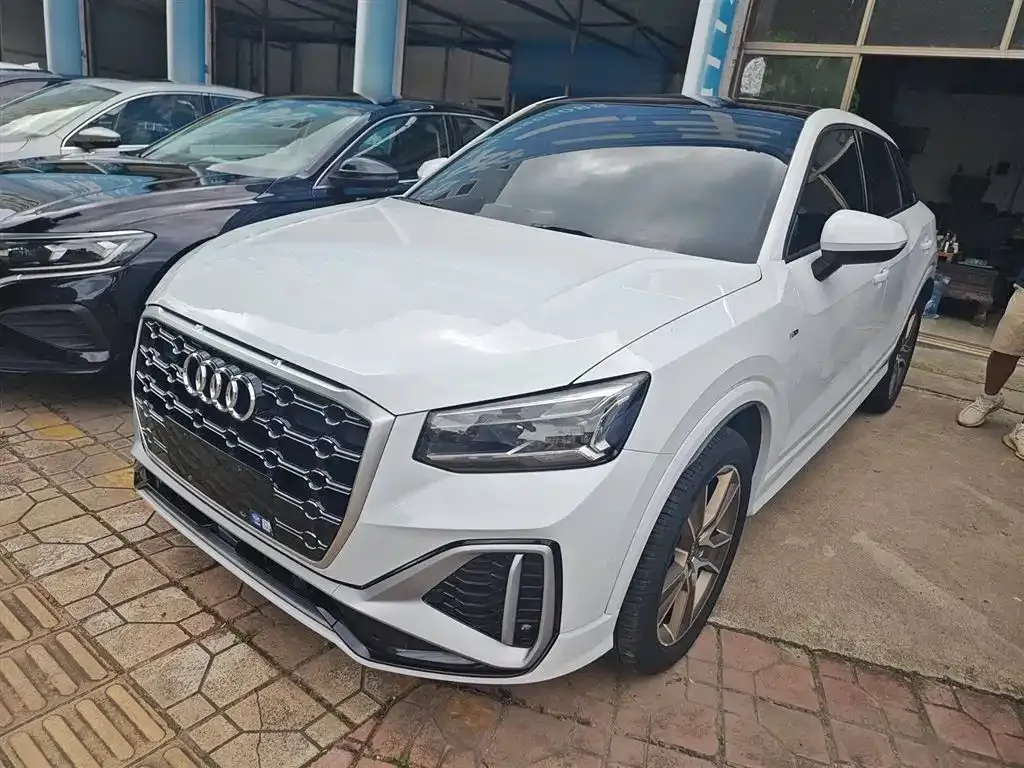 Audi Q2L — фото 1