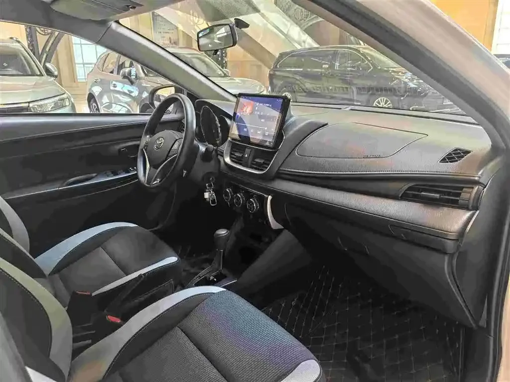 Toyota Yaris L — фото 10
