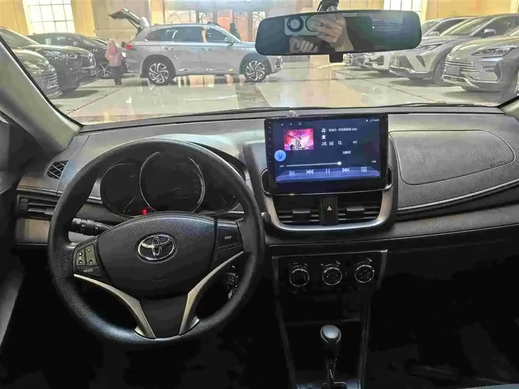 Toyota Yaris L — фото 7