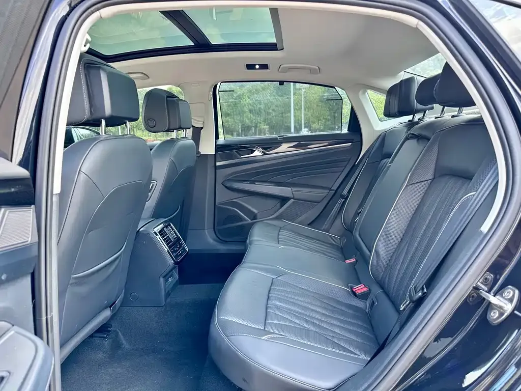 Volkswagen Passat New Energy — фото 10