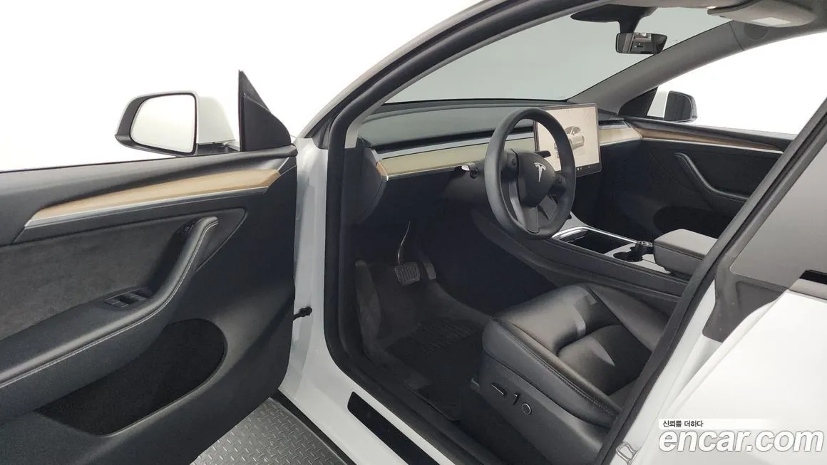 Tesla Model Y — фото 10