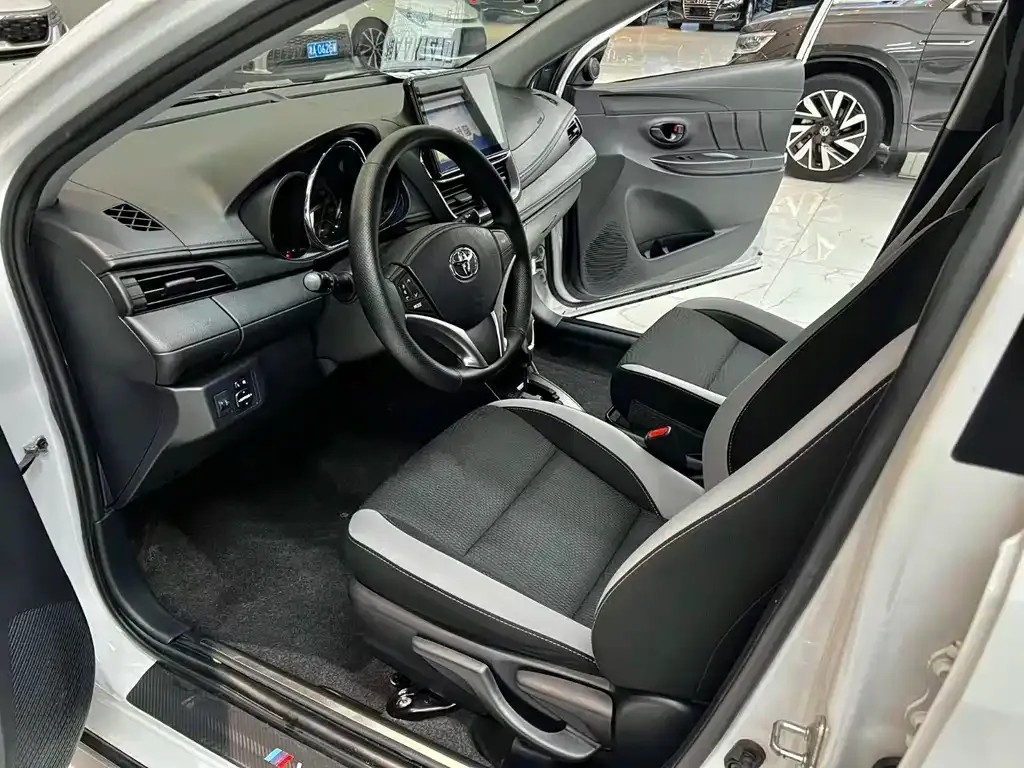 Toyota Yaris L — фото 4