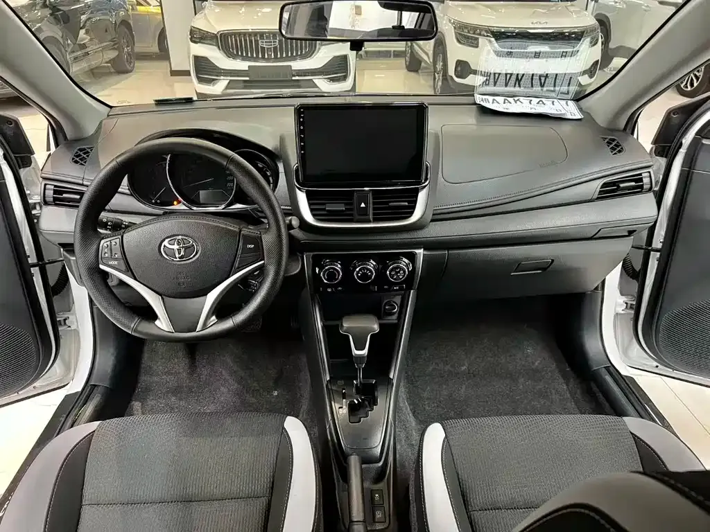 Toyota Yaris L — фото 6