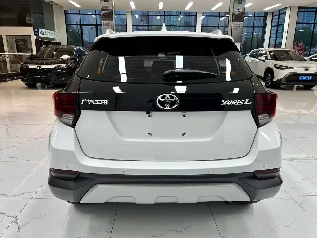 Toyota Yaris L — фото 8