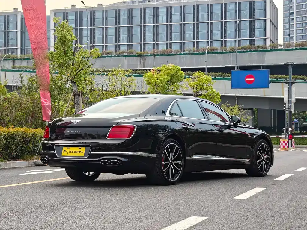 Bentley Flying Spur — фото 4