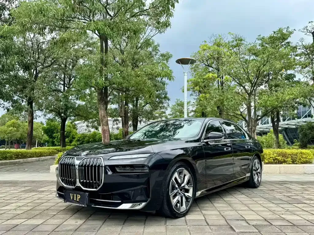 BMW 7 Series — фото 1