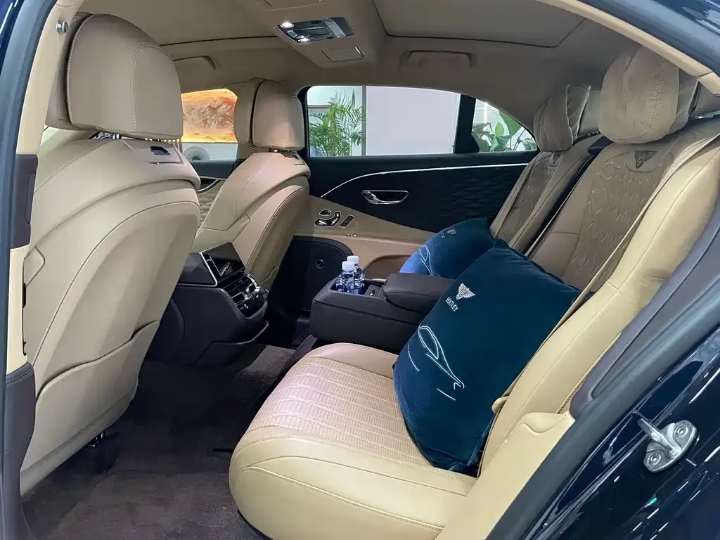 Bentley Flying Spur PHEV — фото 6