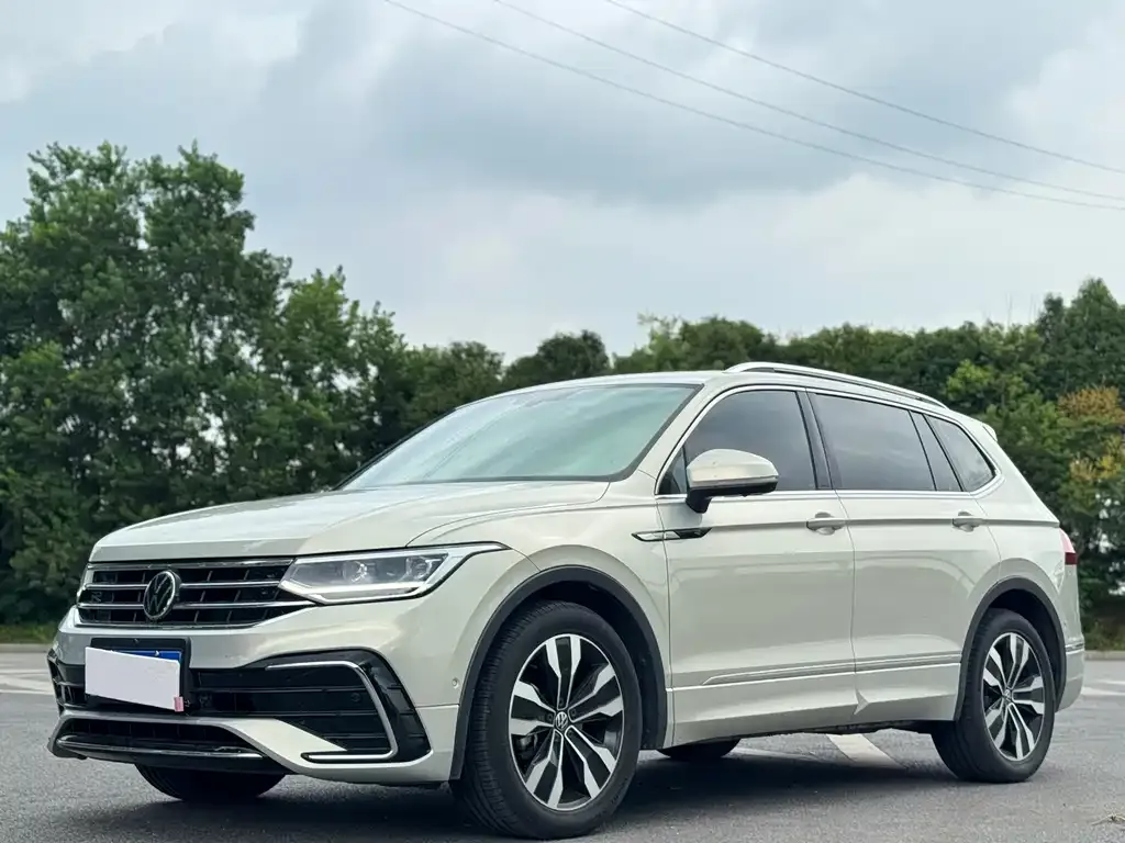 Volkswagen Tiguan L — фото 1
