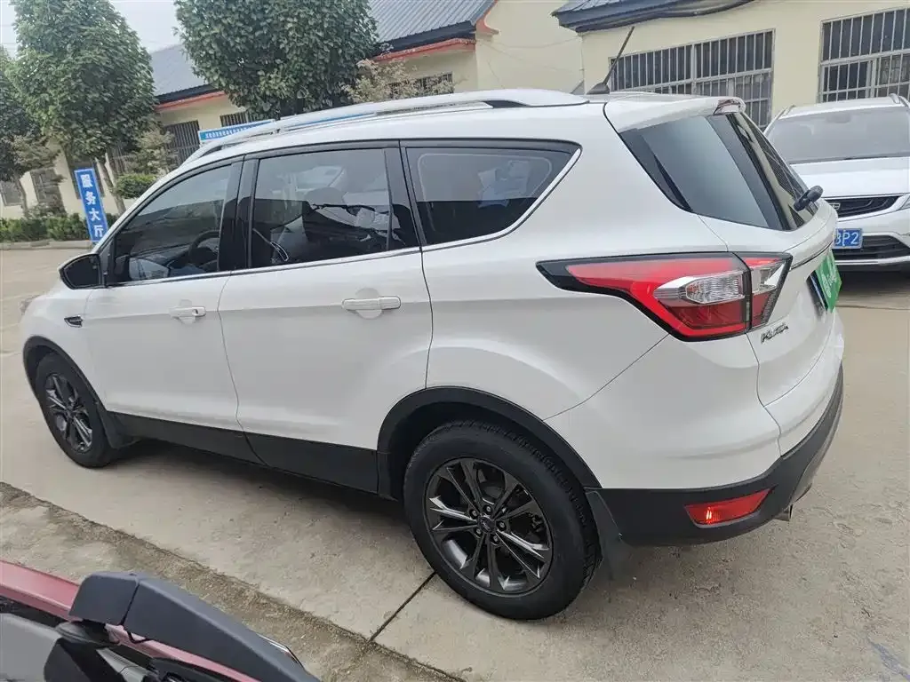 Ford Kuga — фото 5