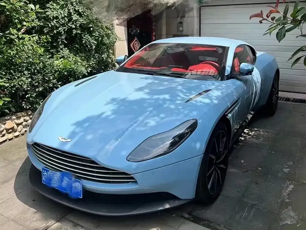 Aston Martin DB11 — фото 1