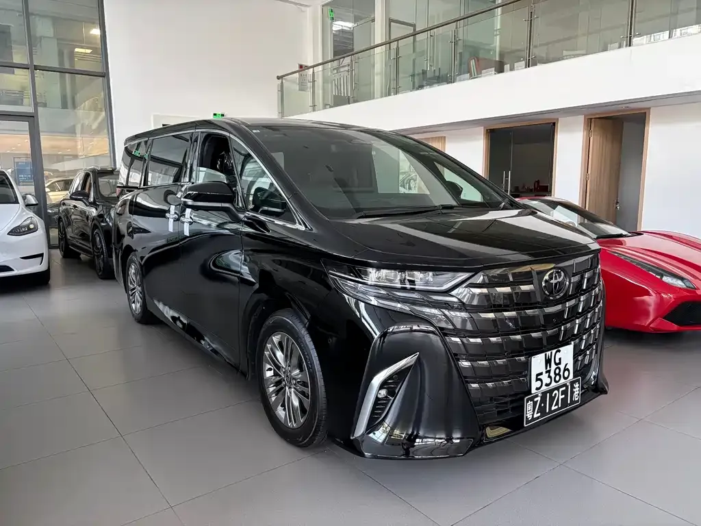 Toyota Alphard — фото 1