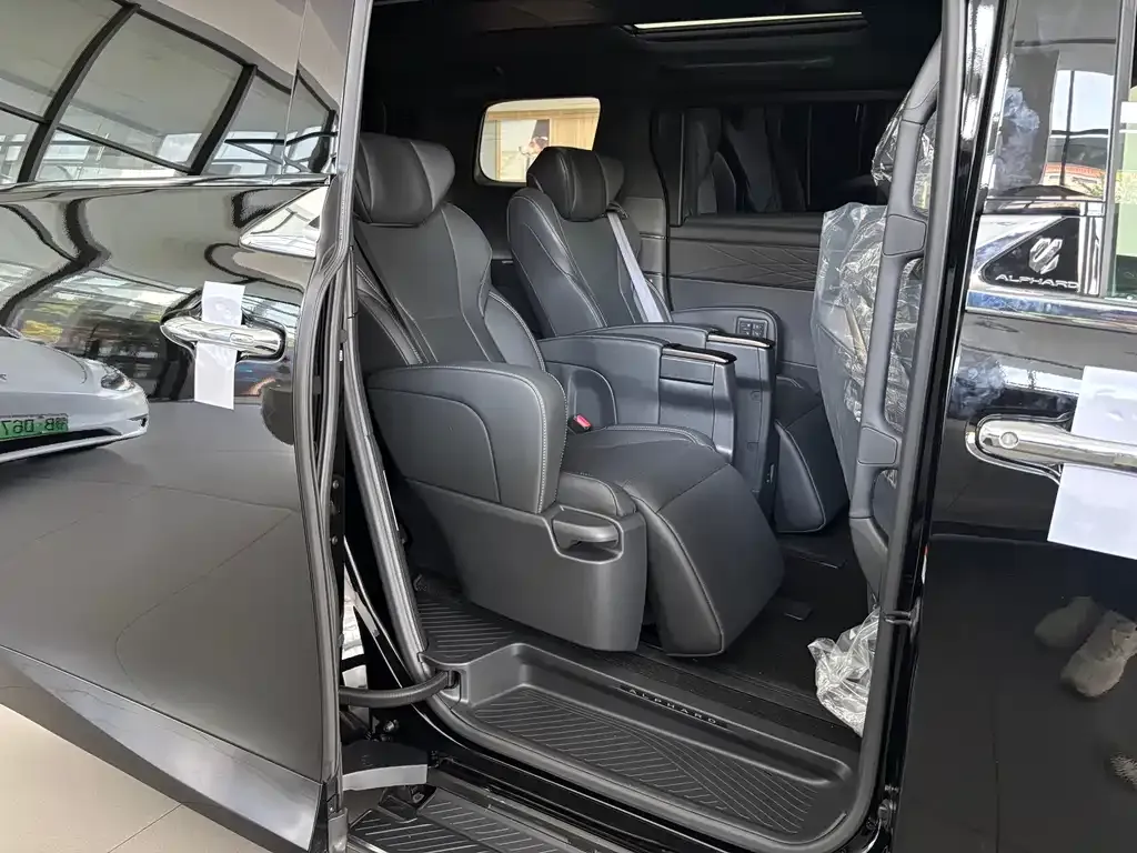 Toyota Alphard — фото 10