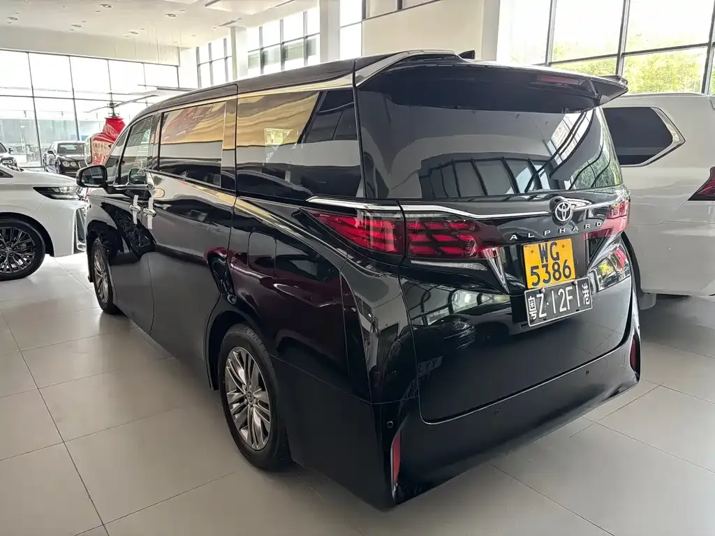 Toyota Alphard — фото 4