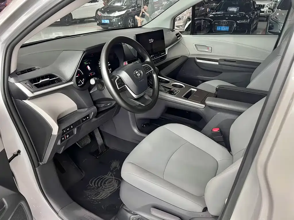 Toyota Granvia — фото 4
