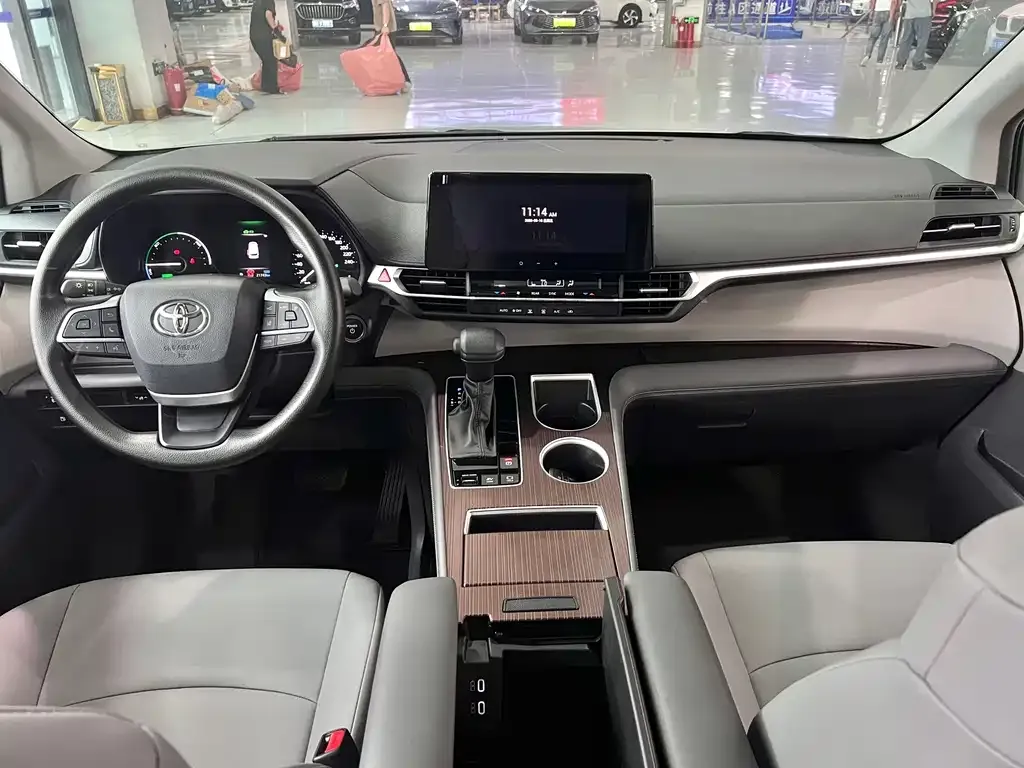 Toyota Granvia — фото 5