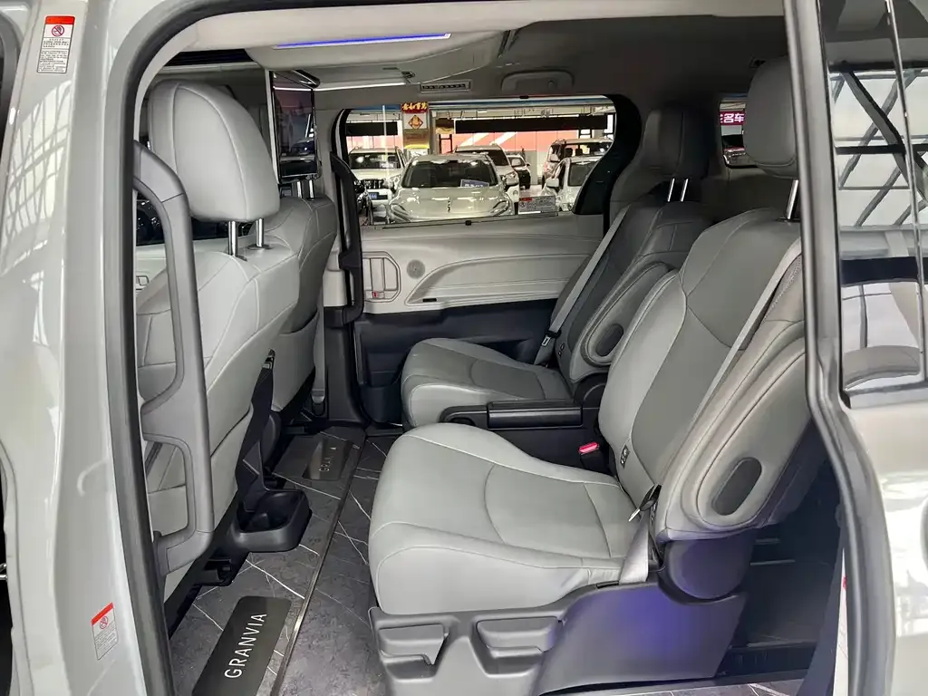 Toyota Granvia — фото 6