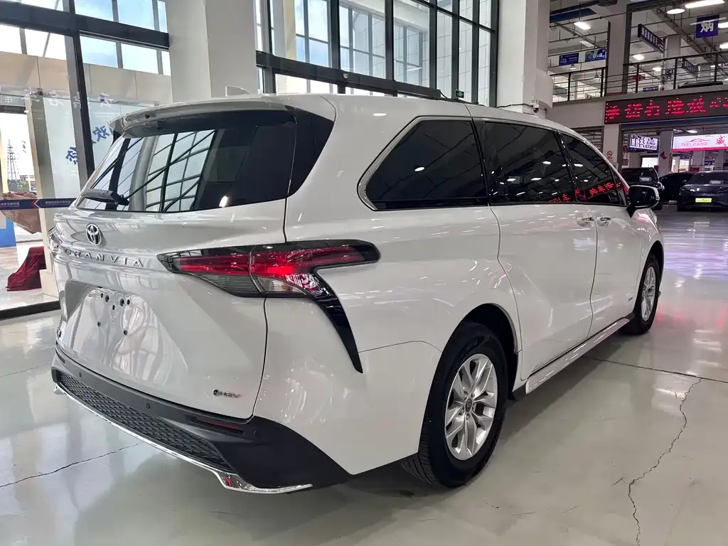 Toyota Granvia — фото 7