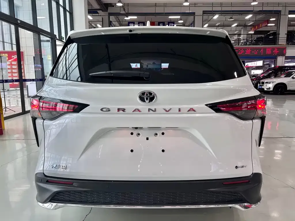 Toyota Granvia — фото 8