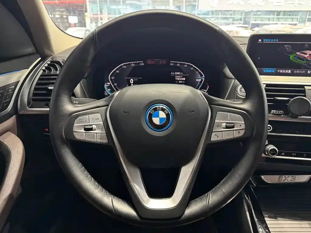 BMW iX3 — фото 10