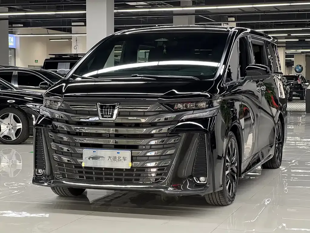 Toyota Vellfire — фото 1