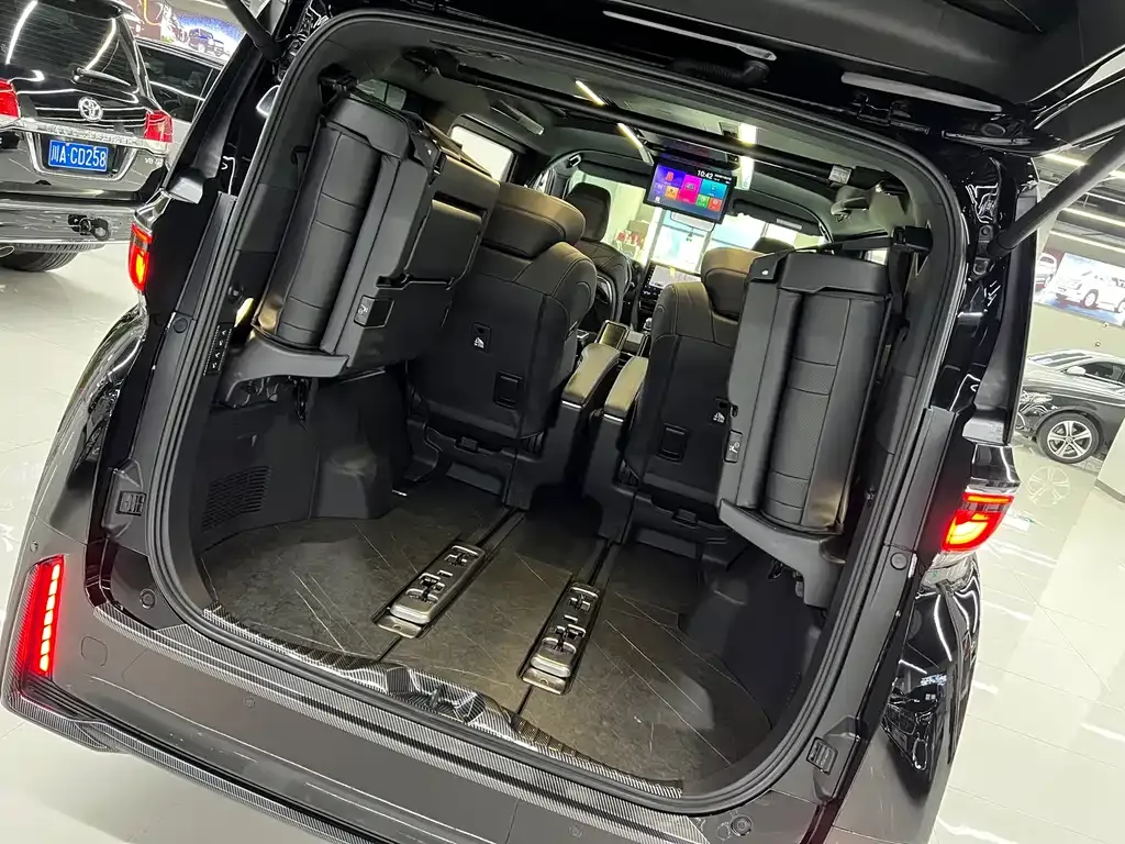 Toyota Vellfire — фото 8