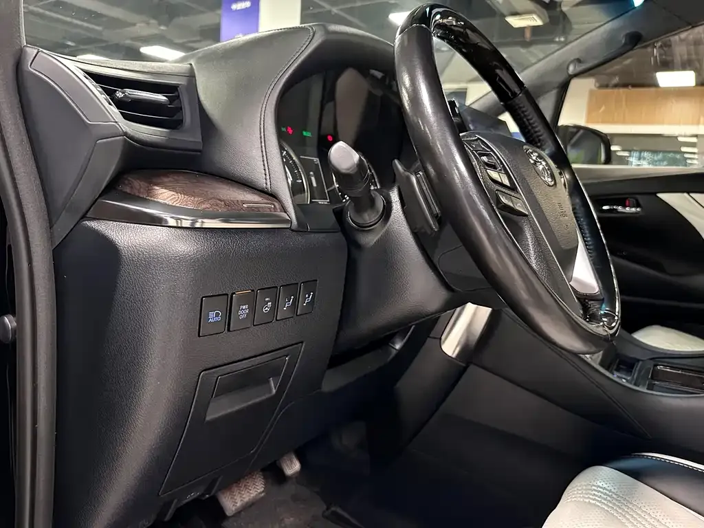 Toyota Vellfire — фото 8