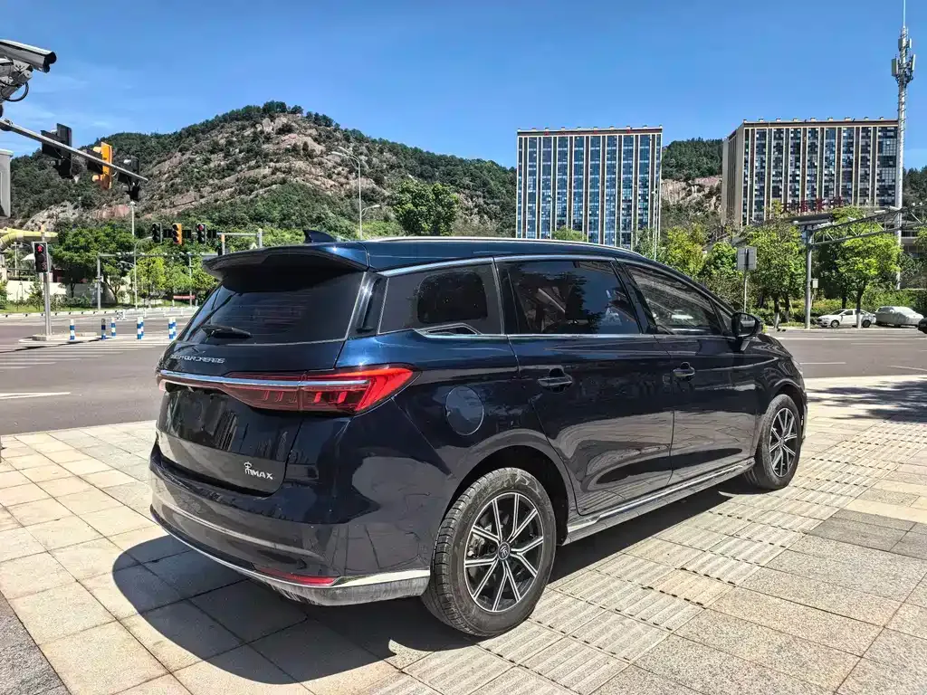 BYD MAX New Energy — фото 7