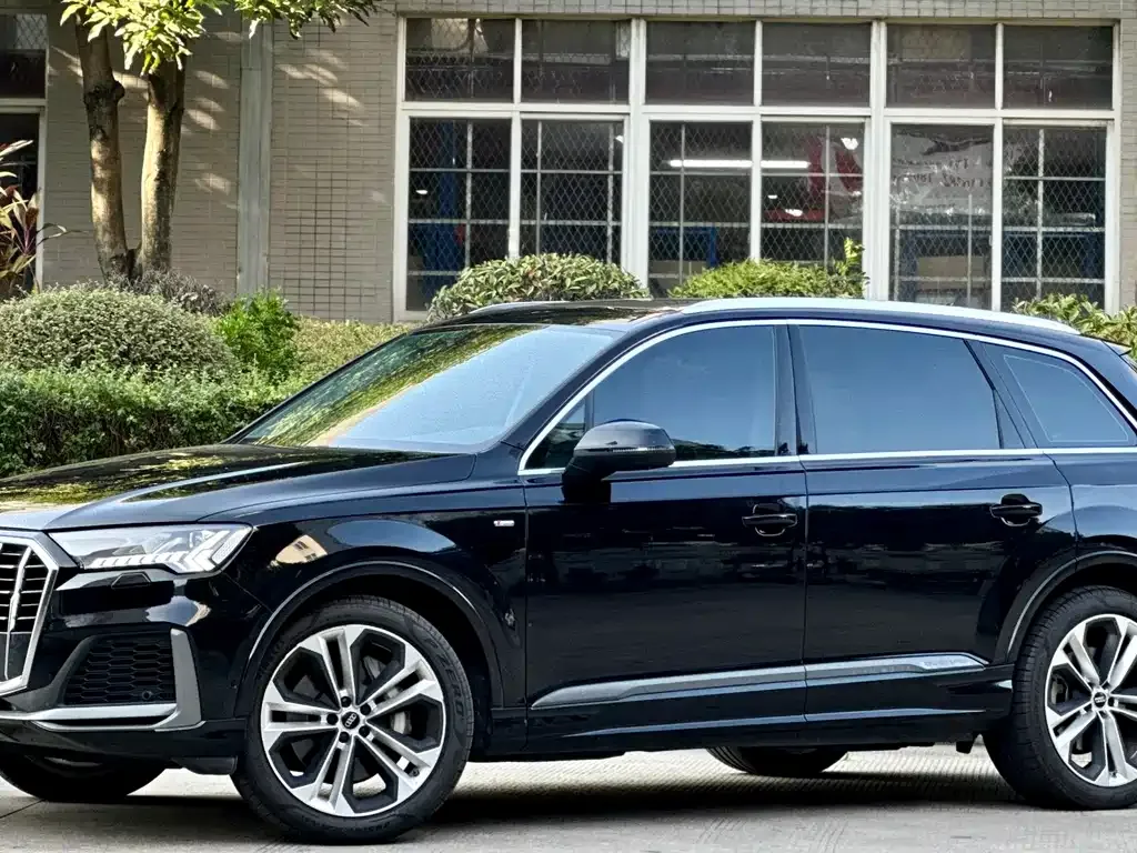 Audi Q7 — фото 1