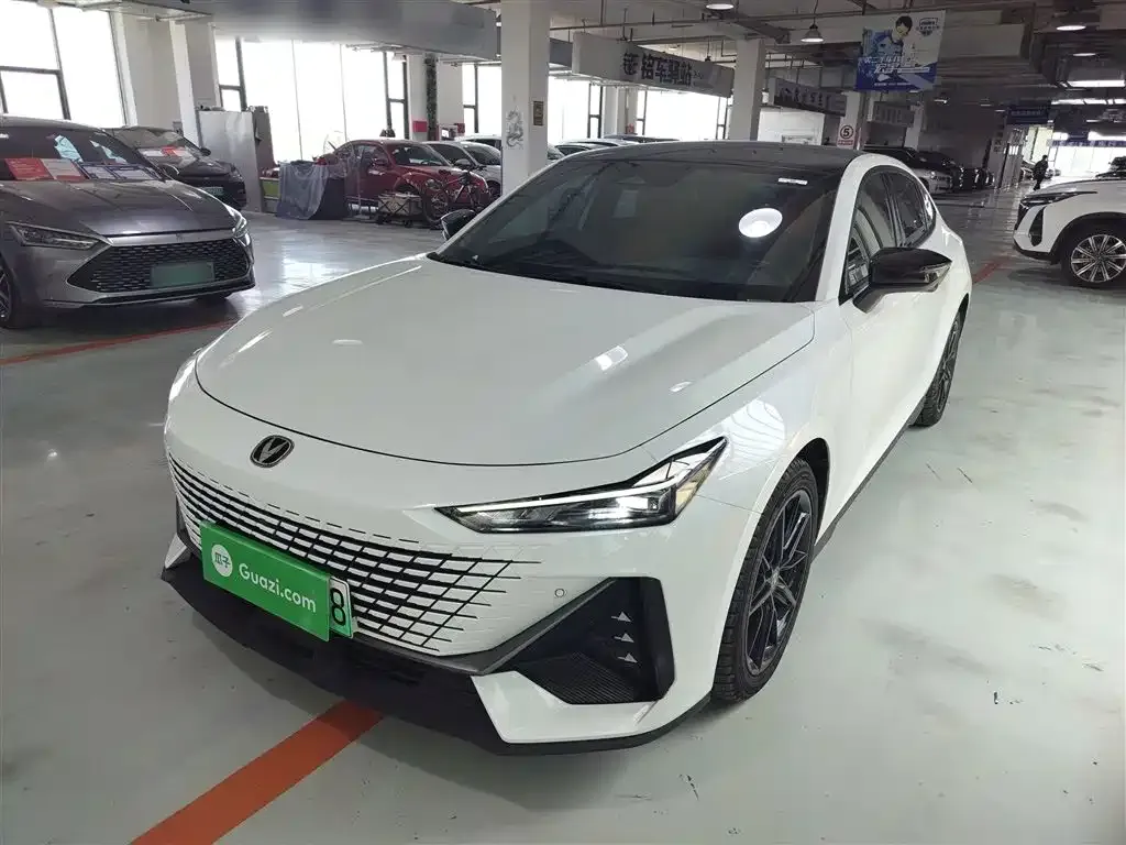Changan UNI-V iDD — фото 1